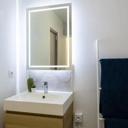Maxbnb - T2 48m2 - Terrasse 30m2 - Wifi Fibre * Toulon